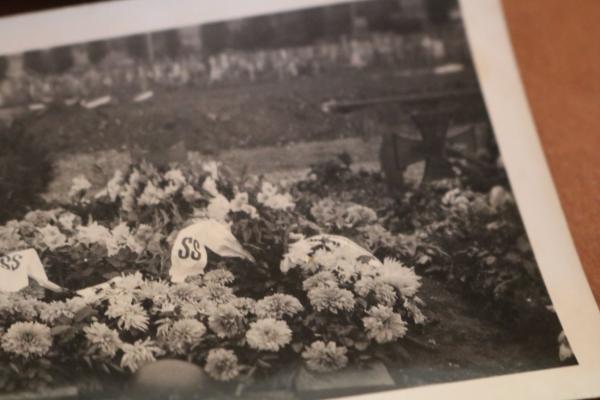 sieben alte Fotos - SS-Soldaten der LSSAH bei Beisetzung von Kameraden