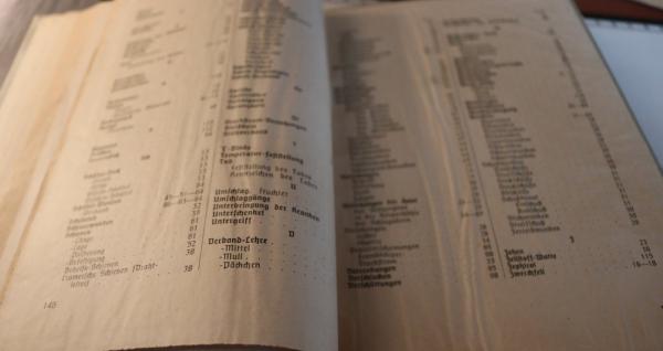 Amtliches Unterrichtsbuch über Erste Hilfe - 1942