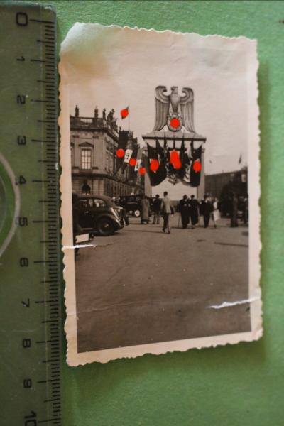 Foto - Statue großer Adler mit deutsch-italienischer Beflaggung