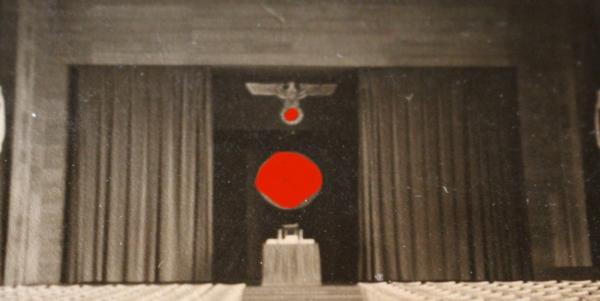 Foto - Partei-Saal ? Sitzungssaal Rednerpult