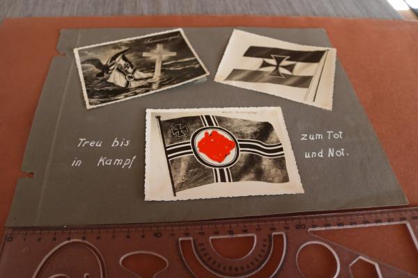 altes Albumblatt mit drei Fotos von Flaggen