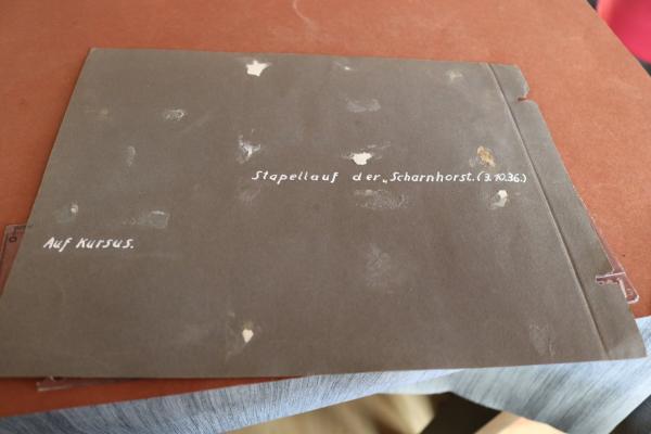 altes Albumblatt mit drei Fotos von Flaggen