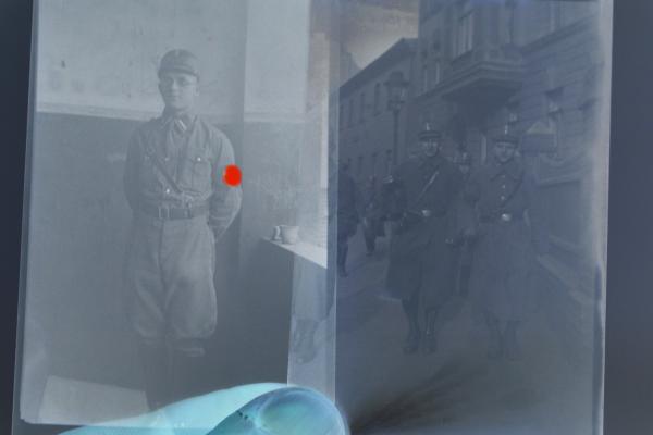 12 alte Negative eines SA-Mannes - Gruppe , Portrait usw.