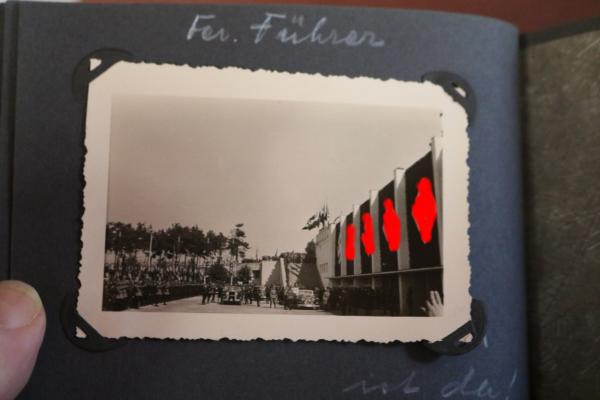 altes Fotoalbum mit 33 Fotos - Reichsparteitag Nürnberg 1936 + dazugehöriges Abzeichen