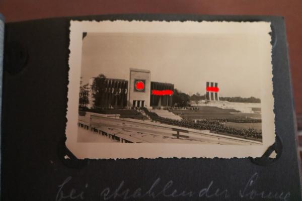 altes Fotoalbum mit 33 Fotos - Reichsparteitag Nürnberg 1936 + dazugehöriges Abzeichen