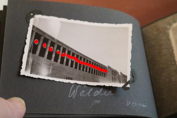 altes Fotoalbum mit 33 Fotos - Reichsparteitag Nürnberg 1936 + dazugehöriges Abzeichen