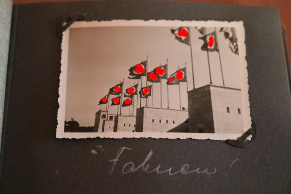 altes Fotoalbum mit 33 Fotos - Reichsparteitag Nürnberg 1936 + dazugehöriges Abzeichen