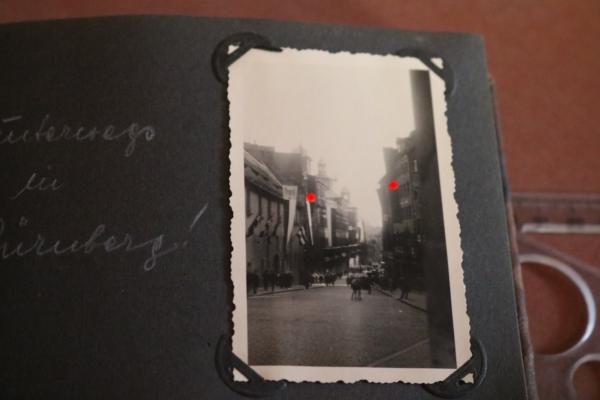 altes Fotoalbum mit 33 Fotos - Reichsparteitag Nürnberg 1936 + dazugehöriges Abzeichen