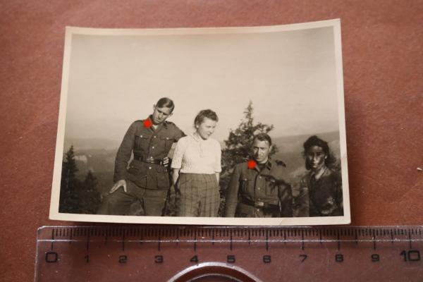 altes Foto - zwei Soldaten der Waffen-SS mit zwei hübschen Frauen