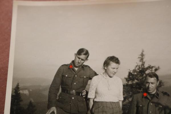 altes Foto - zwei Soldaten der Waffen-SS mit zwei hübschen Frauen