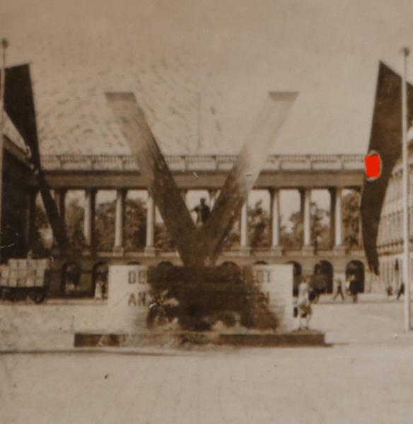 altes Foto - Frankreich 1940 ?  V Denkmal Viktoria - Hakenkreuzfahnen , Palais ?