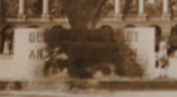 altes Foto - Frankreich 1940 ?  V Denkmal Viktoria - Hakenkreuzfahnen , Palais ?