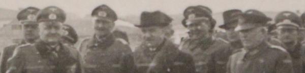 zwei alte Fotos -  Kapitulation ???  viele Generäle vers. Nationen, Ritterkreuzträger - Ort ?