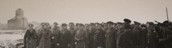 zwei alte Fotos -  Kapitulation ???  viele Generäle vers. Nationen, Ritterkreuzträger - Ort ?