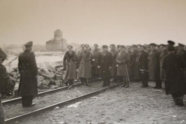 zwei alte Fotos -  Kapitulation ???  viele Generäle vers. Nationen, Ritterkreuzträger - Ort ?