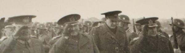 zwei alte Fotos -  Kapitulation ???  viele Generäle vers. Nationen, Ritterkreuzträger - Ort ?