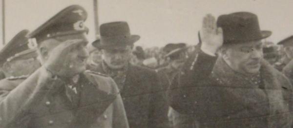 zwei alte Fotos -  Kapitulation ???  viele Generäle vers. Nationen, Ritterkreuzträger - Ort ?