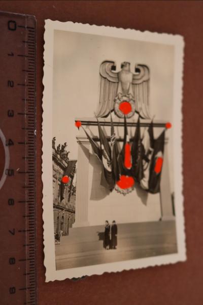 Foto Adler-Statue mit vielen Fahnen - Berlin ?