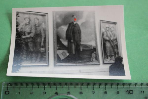 Foto Austellung großes Gemälde Adolf Hitler und zwei Gemälde mit Soldaten