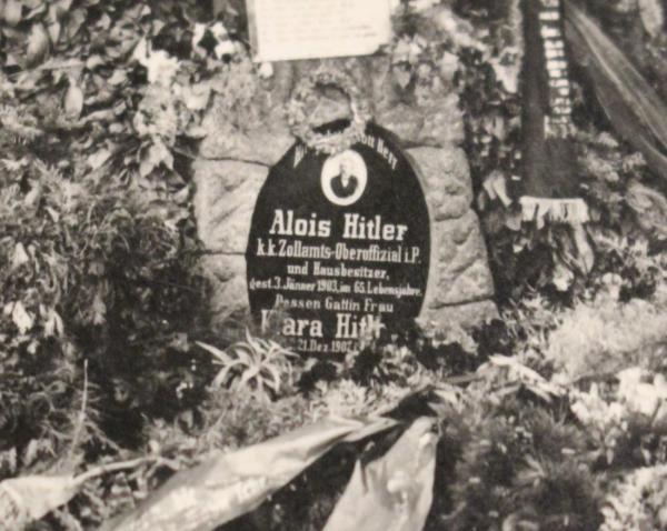 Postkarte Grab der Eltern Hitlers -  Leonding
