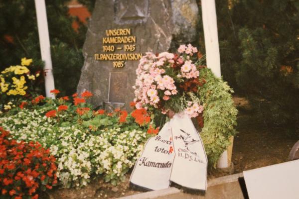 zwei ältere Fotos unbekannter  RK-Träger Veteran - 11. Pz. Div. ???