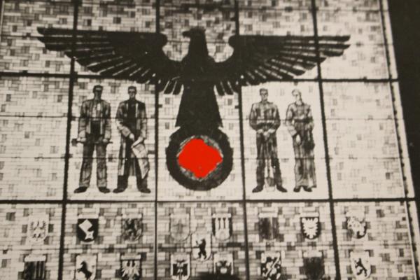 großes Fensterbild Reichsadler und Arbeiter