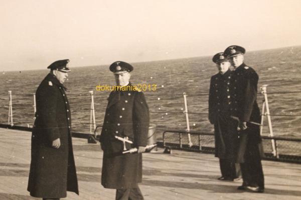 zwei original Fotos - Großadmiral Erich Raeder mit Stab in der Hand