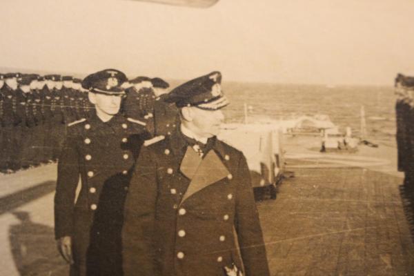 zwei original Fotos - Großadmiral Erich Raeder mit Stab in der Hand