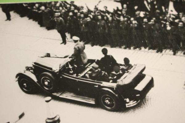 Wagenkolonne - A. Hitler im ersten Wagen - Repro