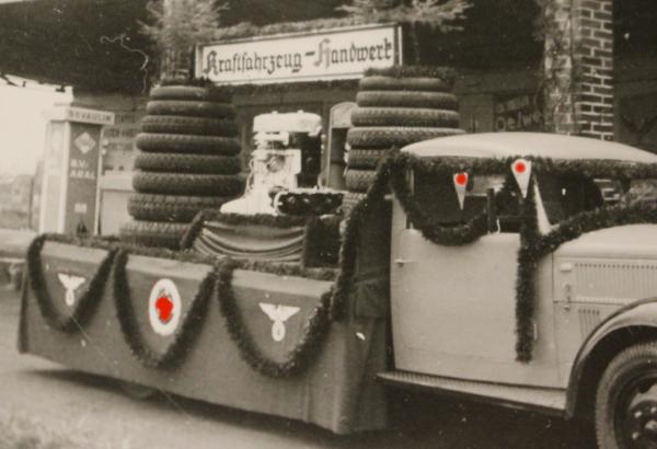 original Foto - geschmückter LKW der DAF - Kraftfahrzeug-Handwerk  Leuna Tankstelle