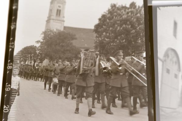 22  alte Negative - Festumzug , Stahlhelmbund, Hakenkreuzfahnen, Umgebung Grafenau