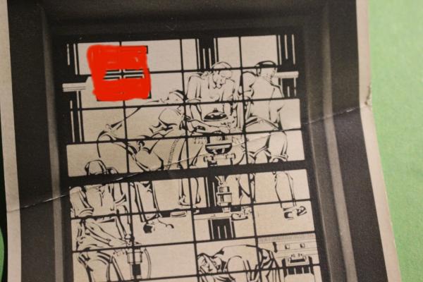 altes Fenster-Glasbild - arbeitende Männer - Hakenkreuz