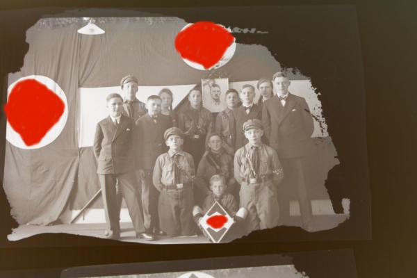 zwei alte Negative - Gruppe HJ und BDM mit großer HJ Raute