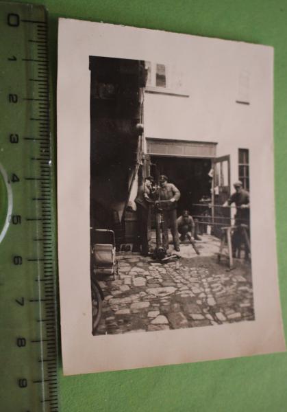 SS-Männer bei Schmiedearbeiten