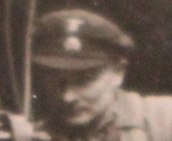 SS-Männer bei Schmiedearbeiten