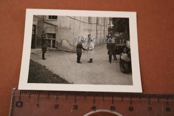 toller Schnappschuss - General begrüsst Adolf Hitler - Ort ???