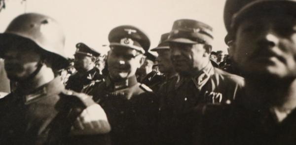 zwei alte Schnappschüsse - Besuch Adolf Hilter und andere in ???