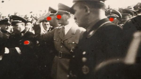 zwei alte Schnappschüsse - Besuch Adolf Hilter und andere in ???