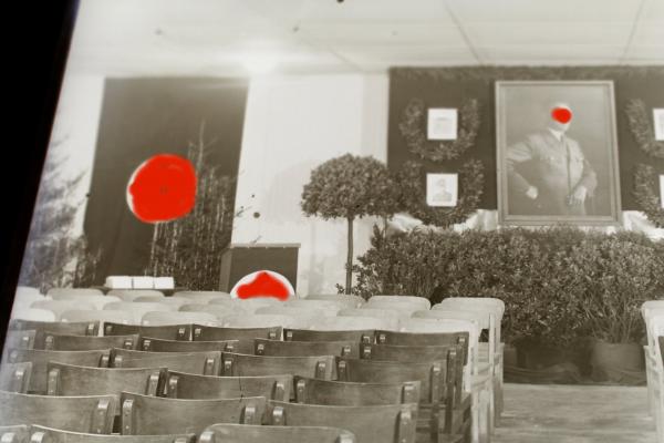 zwei interessante alte Glasnegative - Gottesdienstraum ? für vier Gefallene